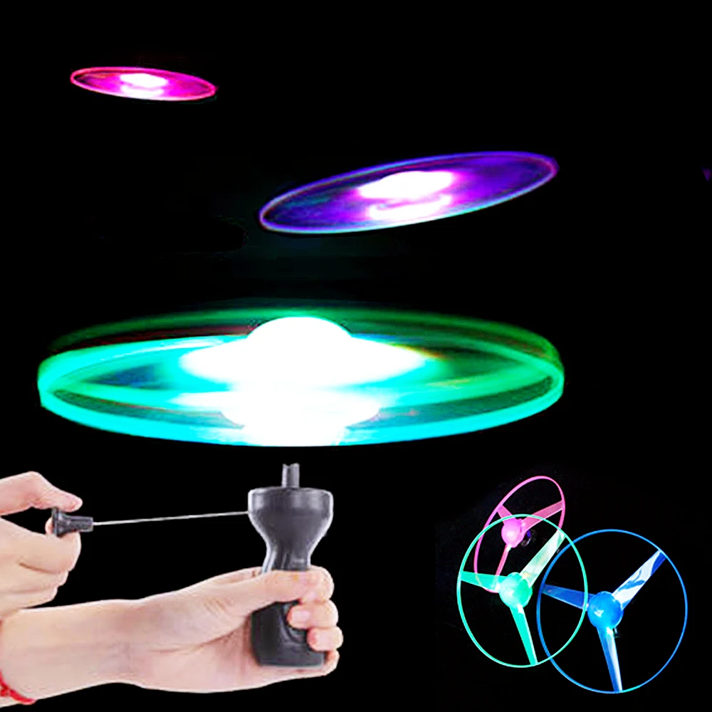 Model Kit Ufo - 光るフライングディスクプロペラおもちゃ LED照明付きプルストリングフライングUFOおもちゃ 回転トップ 屋外ゲーム 大人向けスポーツおもちゃ ギフト